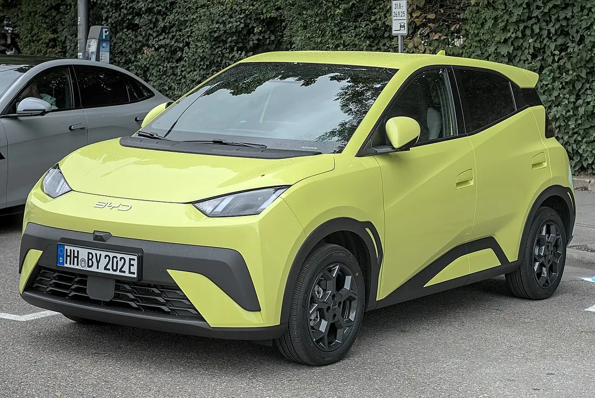 El BYD Dolphin Surf, tercer eléctrico más vendido del año, estrena versión de cinco plazas