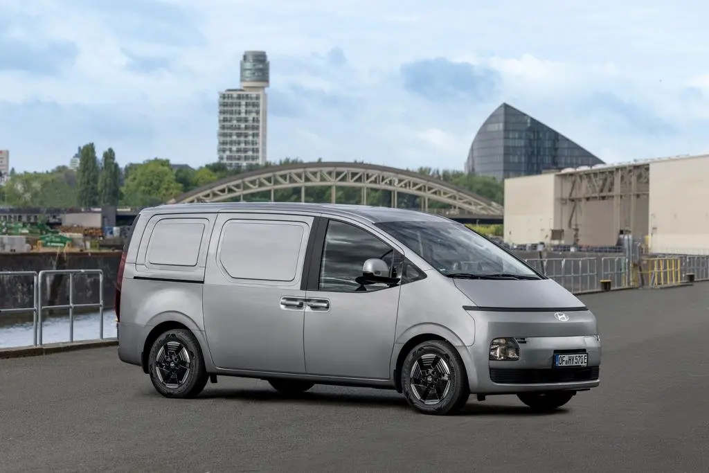 Hyundai Staria Cargo: furgoneta eléctrica de 84 kWh, 450 km y carga del 10 al 80 % en 20 minutos